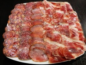 Tabla de embutidos variados en Mesón Roberto