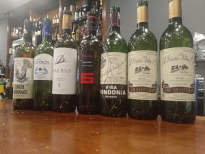 Vinos variados en Mesón Roberto